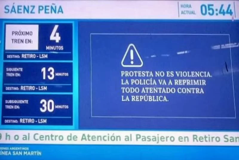 “La policía va a reprimir”: el mensaje del Gobierno que apareció en las estaciones de trenes