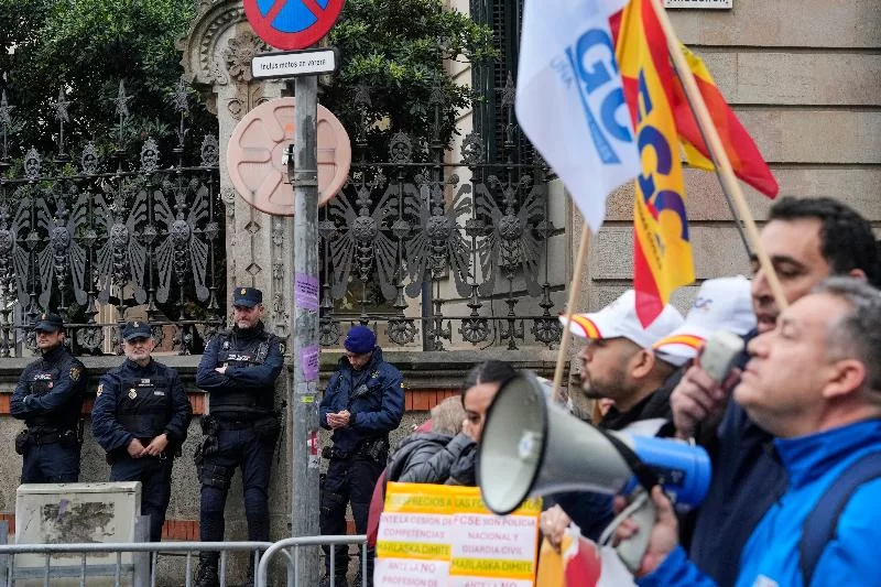 Полиция и гражданская гвардия вновь проводят демонстрацию против миграционного пакта с юнцами, поощряемого ПП