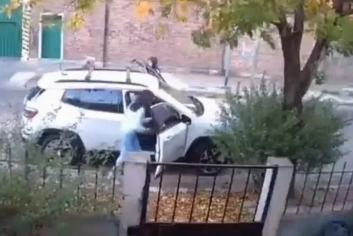 Отчаянный крик молодой девушки во время ограбления семьи, покидающей вечеринку в честь дня рождения в пригороде.