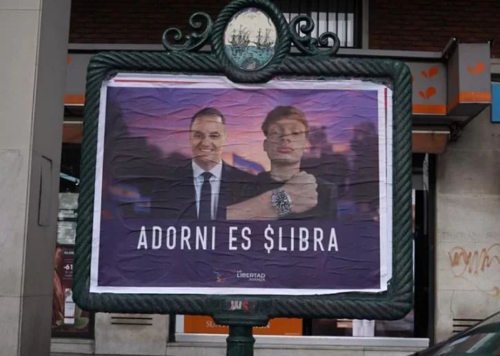 «Адорни - вес LIBRA», - гласят плакаты, появившиеся в городе после поступка пресс-секретаря с Милей.